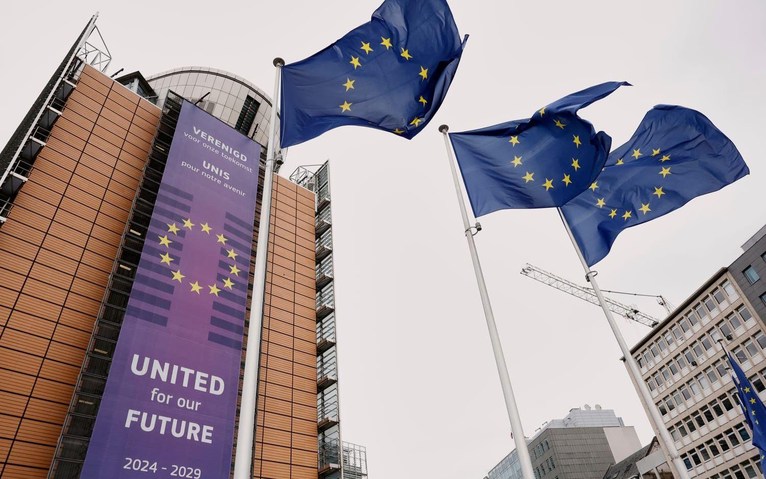 Flaggorna vajar utanför EU-kommissionens huvudbyggnad i Bryssel. Arkivbild.