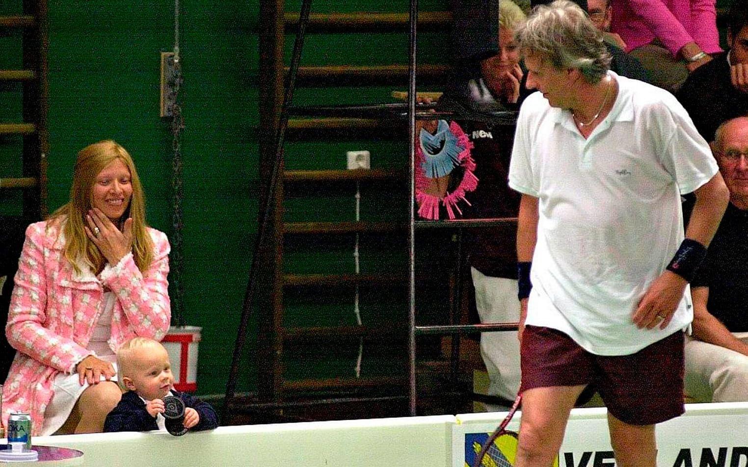 En ettårig Leo Borg såg på när Björn Borg spelade sin sista tennismatch 2004, som Björn förlorade mot sin äldre son Robin (född 1985). Foto: TT
