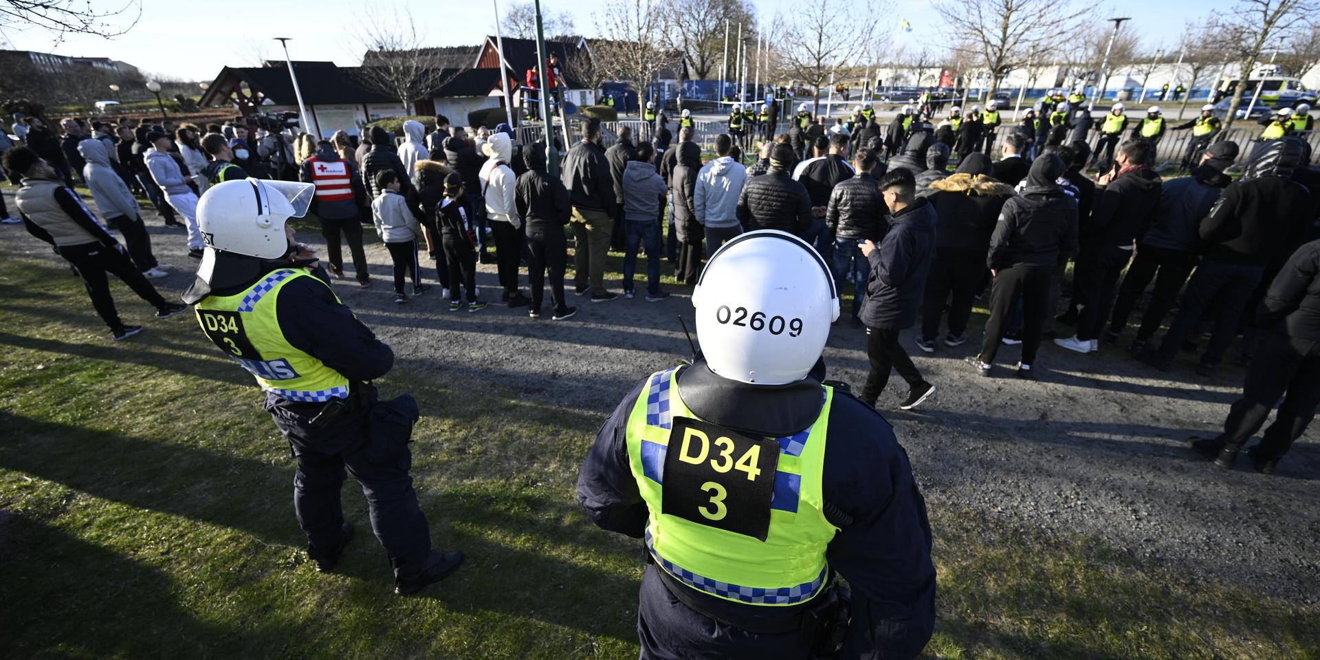 Insändarskribenten undrar varför de som protesterade mot Rasmus Paludan gav sig på polisen. 