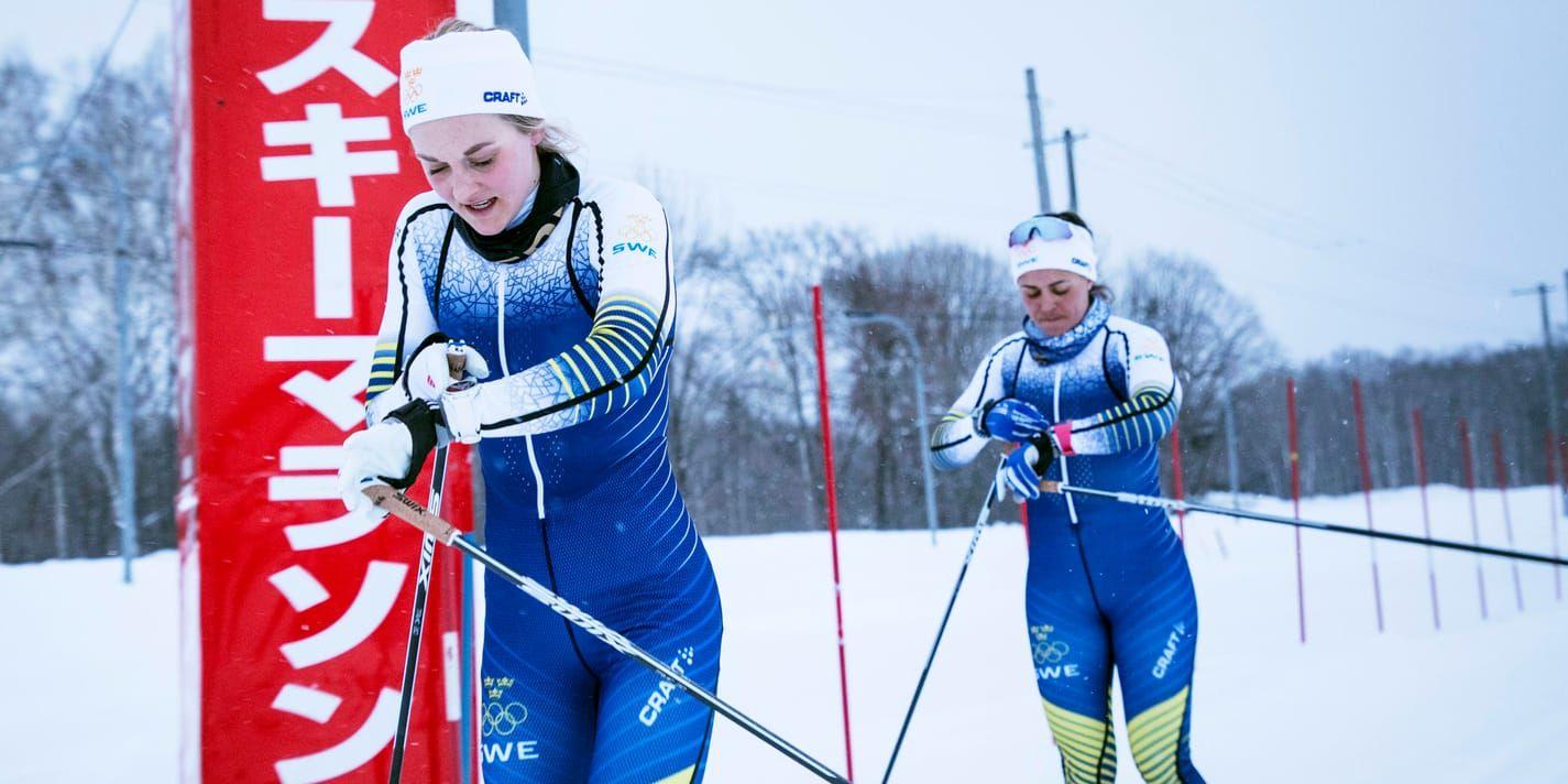 Stina Nilsson och Anna Haag var nöjda att få inviga den nya OS-dräkten när de svenska OS-skidåkarna inledde förlägret i norra Japan.