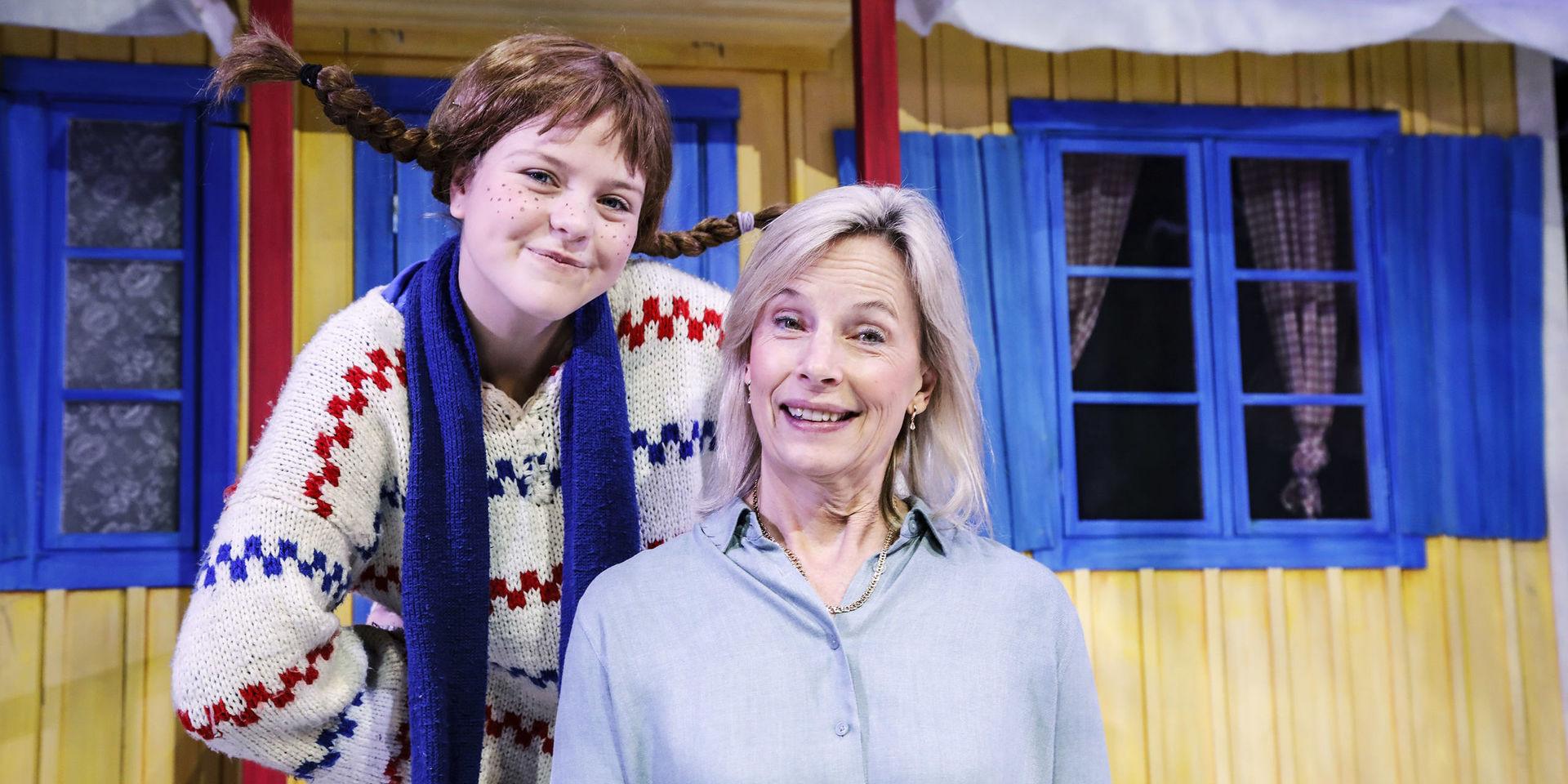 Malin Billing tillsammans med skådespelaren Alice Svärd, 14 år från Falkenberg, som gör rollen som Pippi Långstrump i musikalen ”Pippi firar jul” på Intiman Stockholm.