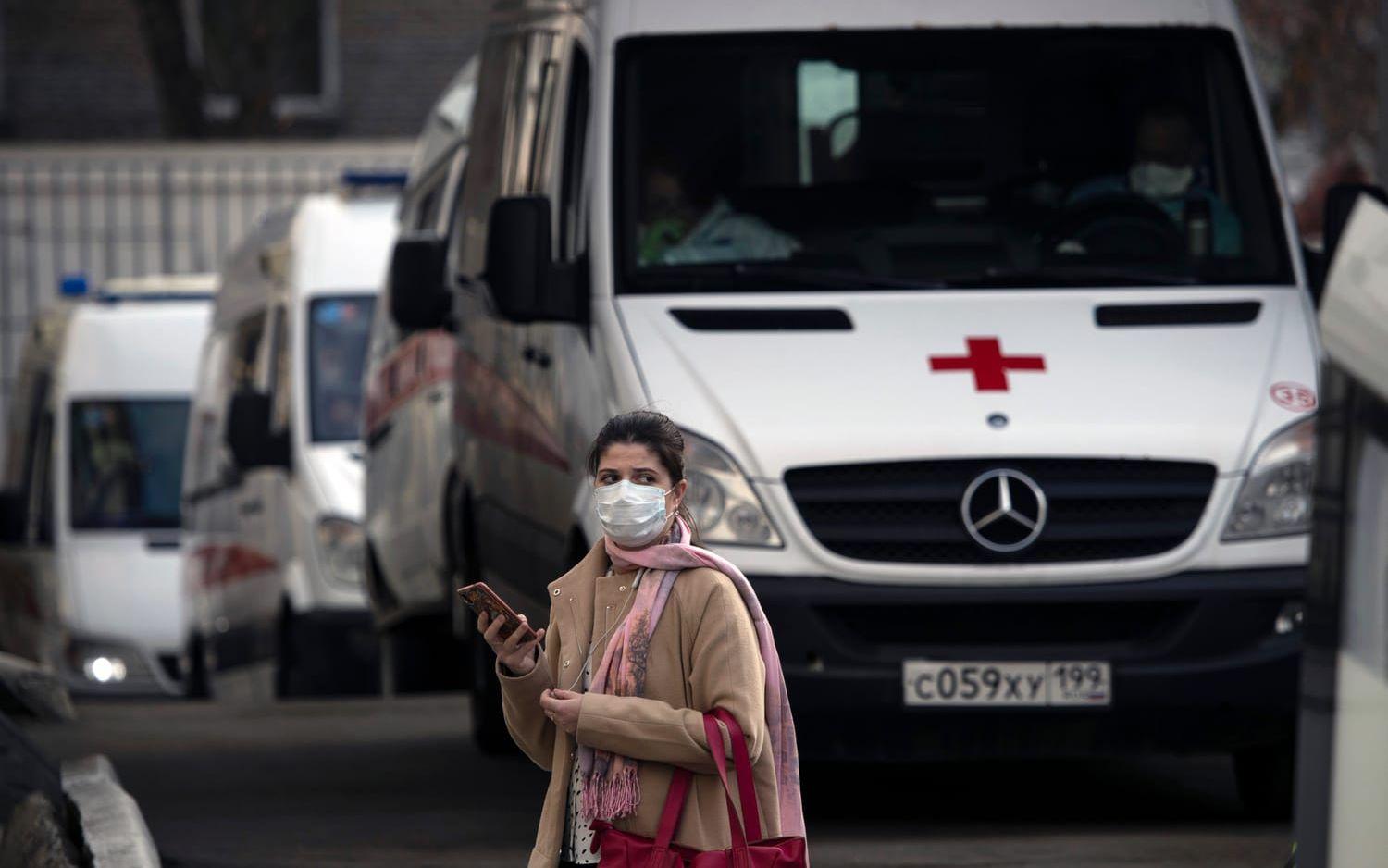 Ambulanser köar utanför ett infektionssjukhus i ryska huvudstaden Moskva.