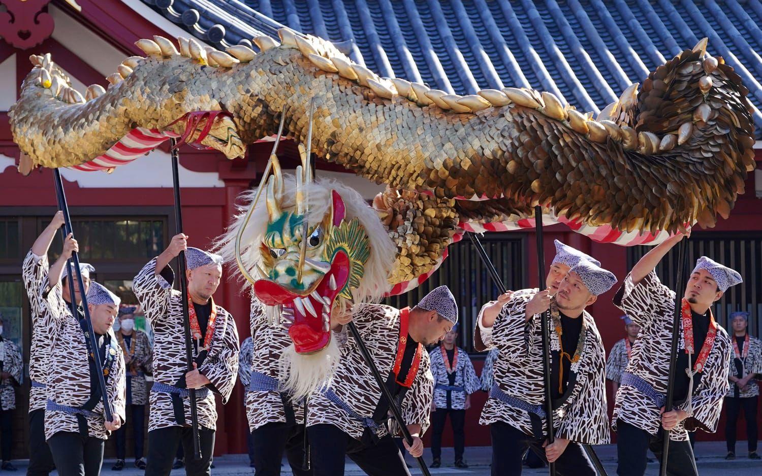 Lyktfestivalen firas även med traditionella ”drakdanser”, där människor får en stor pappersdrake att dansa.