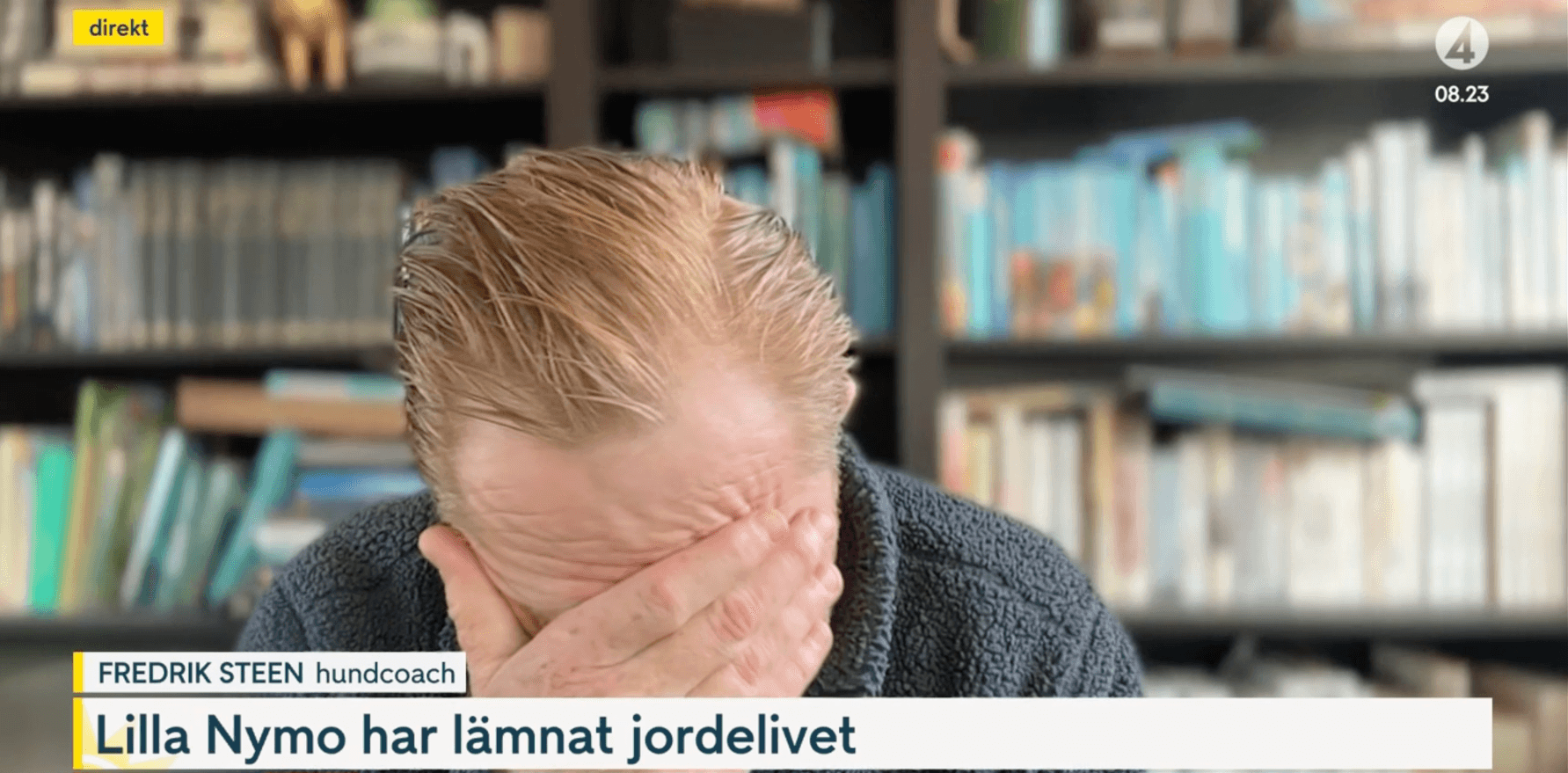 Hundcoachen Fredrik Steen har ansiktet i handen framför en bokhylla. Han är med live i Nyhetsmorgon på TV4.