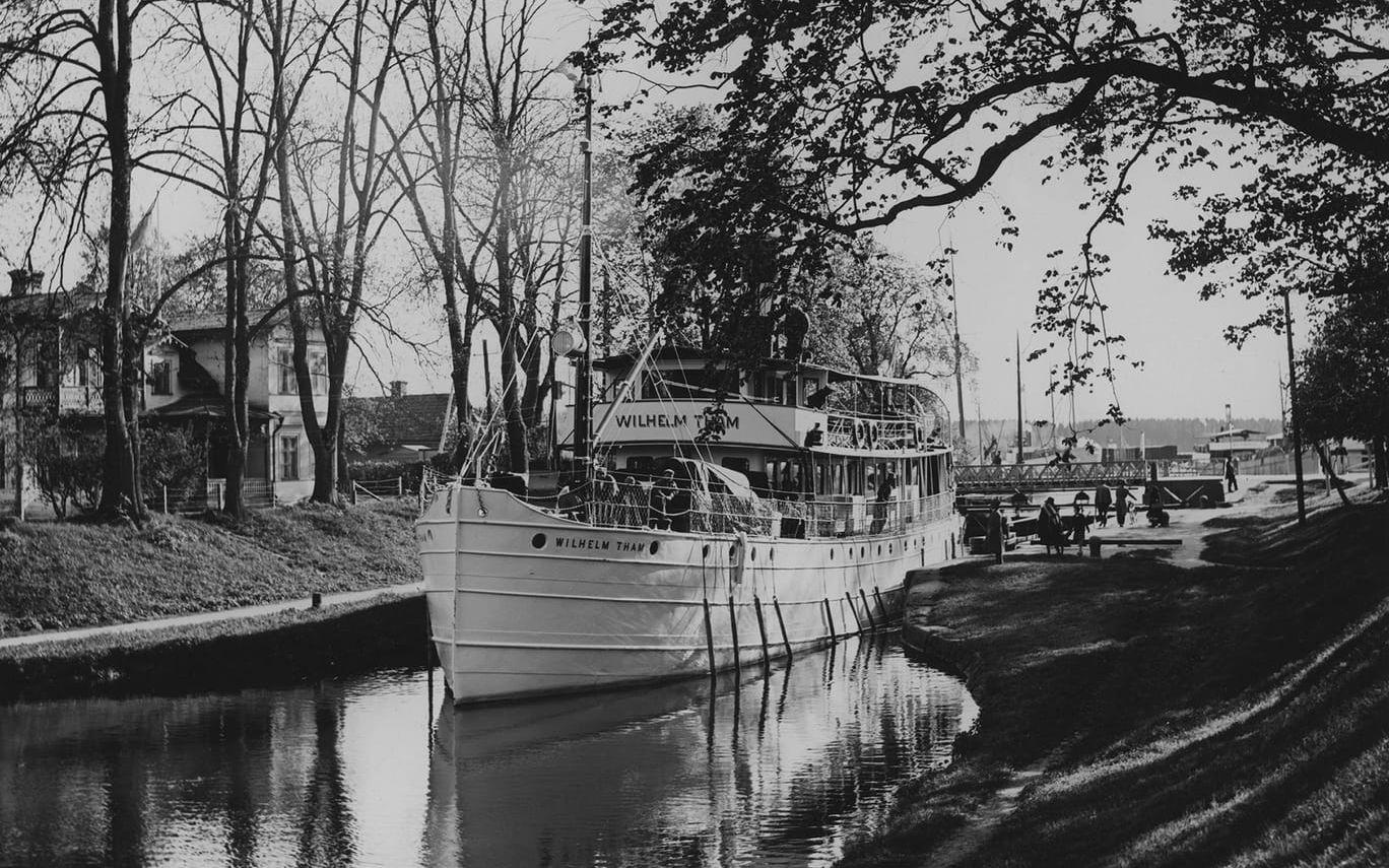 Omkring 1930. Ångbåten Wilhelm Tham på Göta Kanal i Motala. ARKIVBILD
