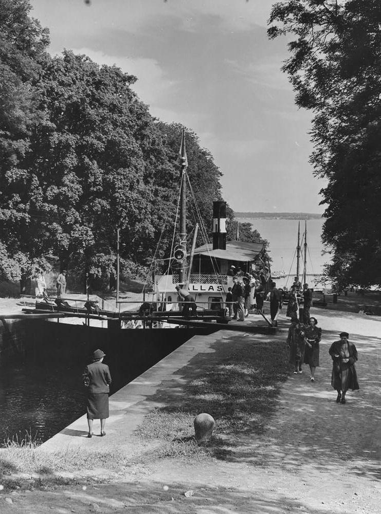 Omkring 1930. En ångbåt vid Borenshult slussar på Göta kanal. ARKIVBILD
