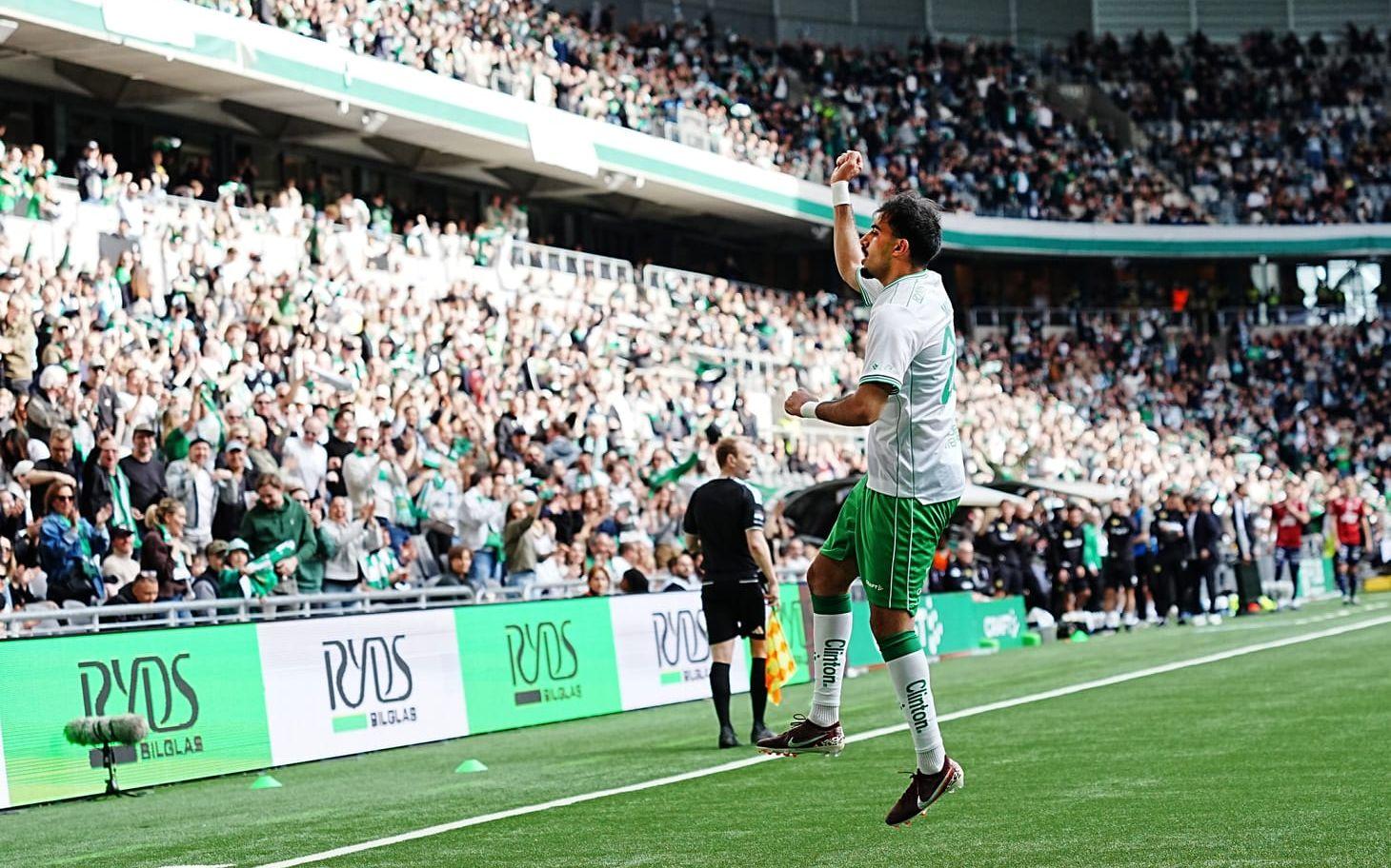 Montader Madjed firar sitt 5–1-mål med publiken.