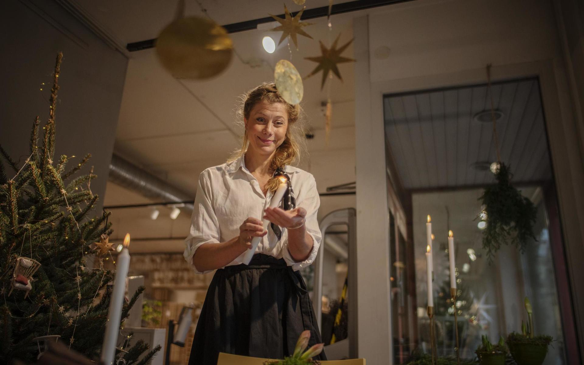 Elin Claeson, butikschef på Norrgavel, förbereder det sista i julskyltningen. Förra året satsade butiken på ett stort  pepparkaksdockskåp – som dessvärre rasade efter en vecka. I år är det traditionell julpyntning som gäller. 