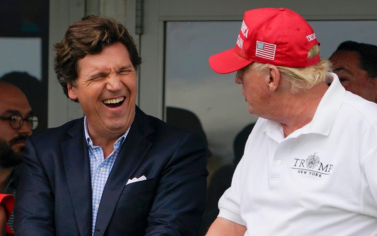 Tucker Carlson tillsammans med Donald Trump sommaren 2022. 