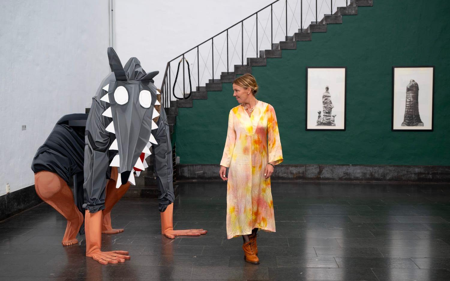 Joanna Sandell Wright med Amanda Karlssons verk ”Storvargen”.