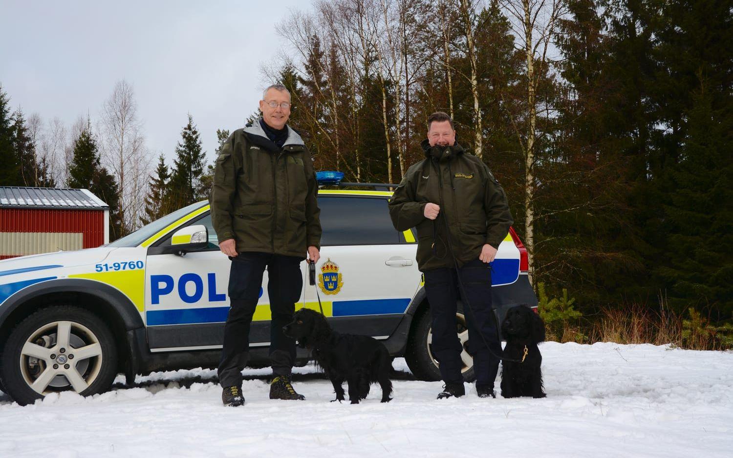Hundförarna Christer Lindvall och Michael Christiansen med Wirre och Freddy. Bild: Karina Hansson