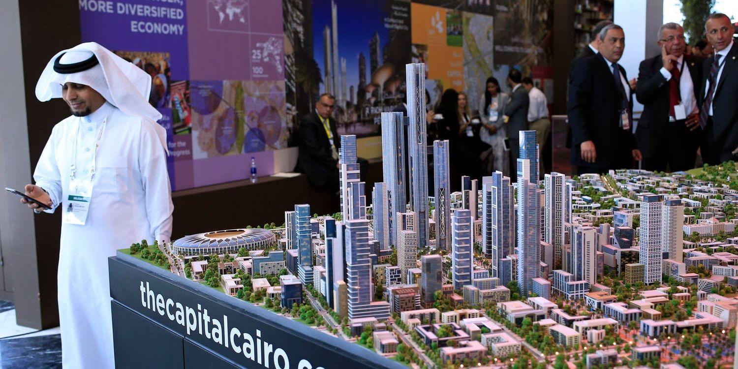 Planerna på en ny egyptisk huvudstad presenterades 2015. Här står en modell som visades upp under en konferens i landet.