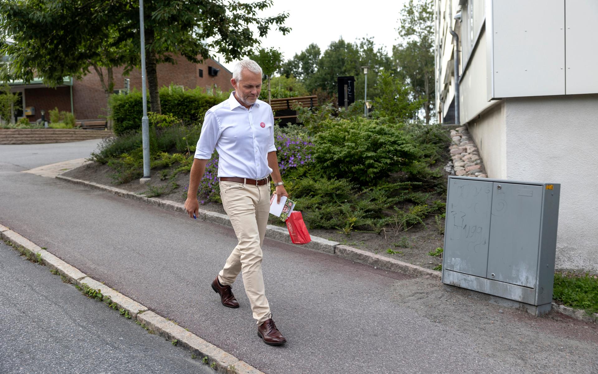 Socialdemokraternas gruppledare Jonas Attenius knackar dörr på Guldheden. Han berättar att trygghetsfrågan ofta kommer upp när han är ute och pratar med folk.