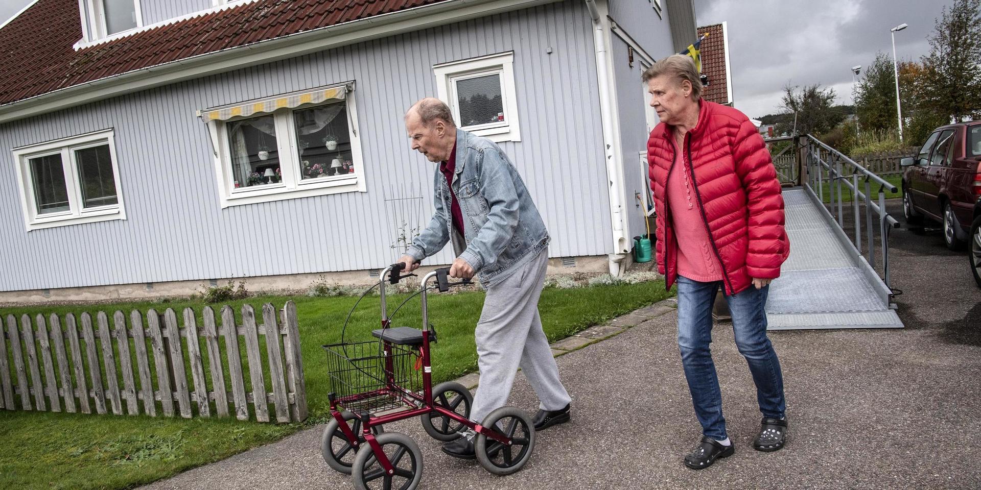 Jarl Månsson har varit yrkeschaufför och Lillemor har arbetat på kexfabriken i Kungälv. Nu är de pensionärer sedan ganska länge.
