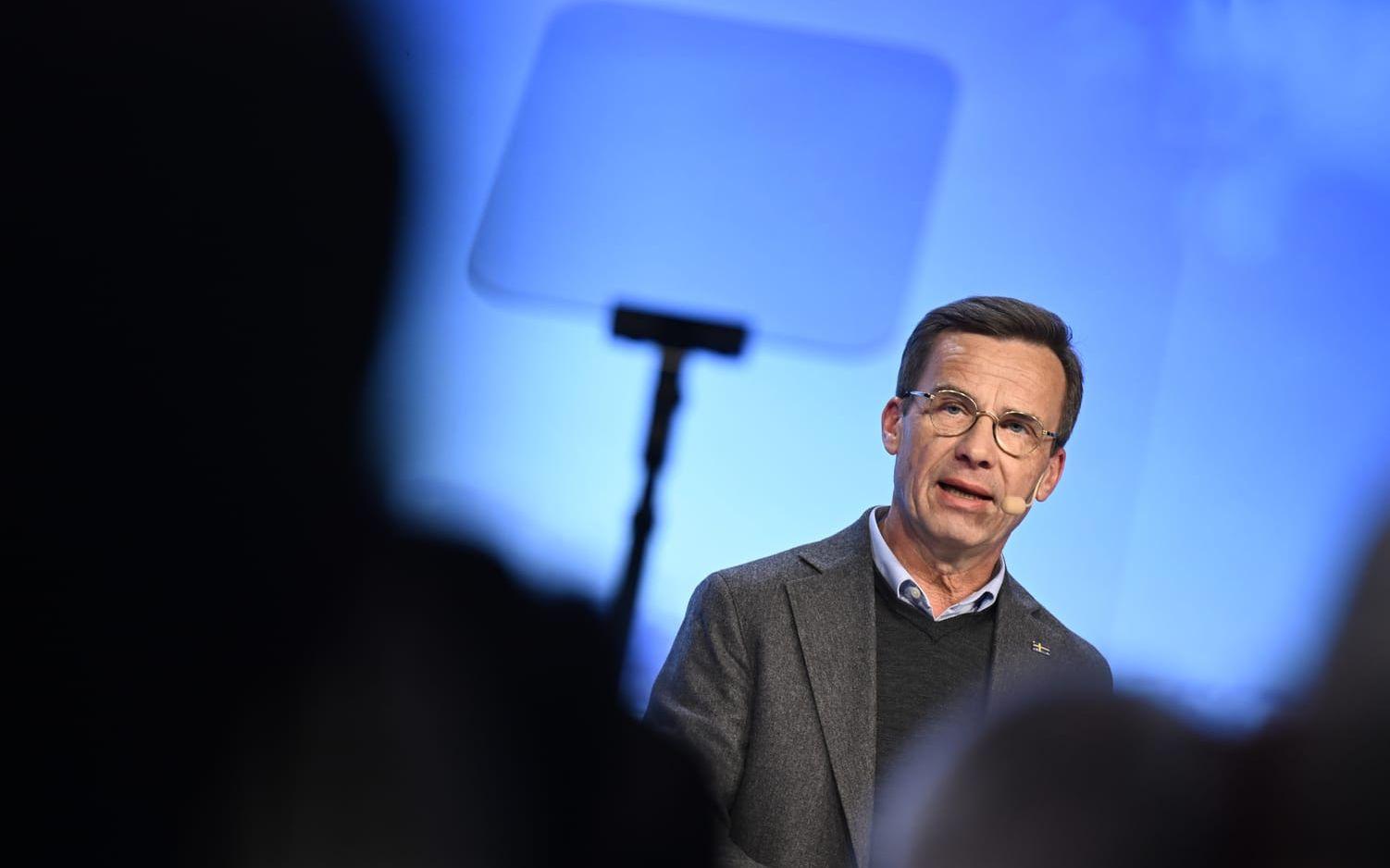 Statsminister Ulf Kristerssons om försvarsvilja och svenskt medborgarskap har väckt kritik. Bilden från Folk och försvars rikskonferens i måndags.