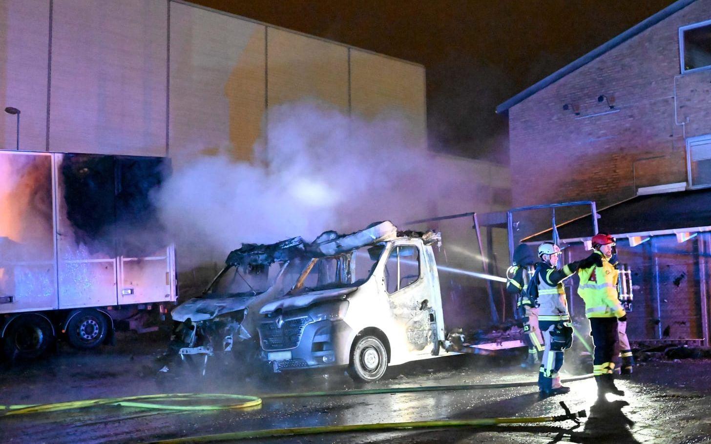Under söndagskvällen började flera lastbilar att brinna i stadsdelen Getängen i Borås. Polisen har upprättat anmälan om skadegörelse genom brand.