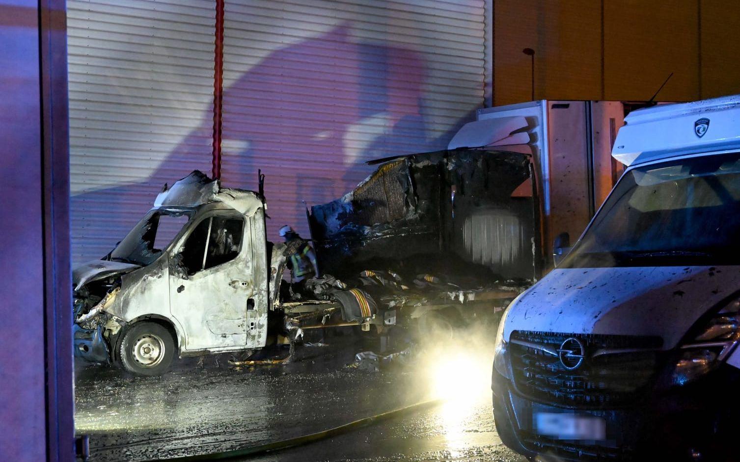 Under söndagskvällen började flera lastbilar att brinna i stadsdelen Getängen i Borås. Polisen har upprättat anmälan om skadegörelse genom brand.