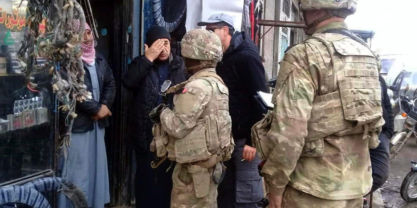 USA:s trupper ska lämna Syrien. Här är amerikanska soldater i samspråk med invånare i staden Manbij på söndagen.