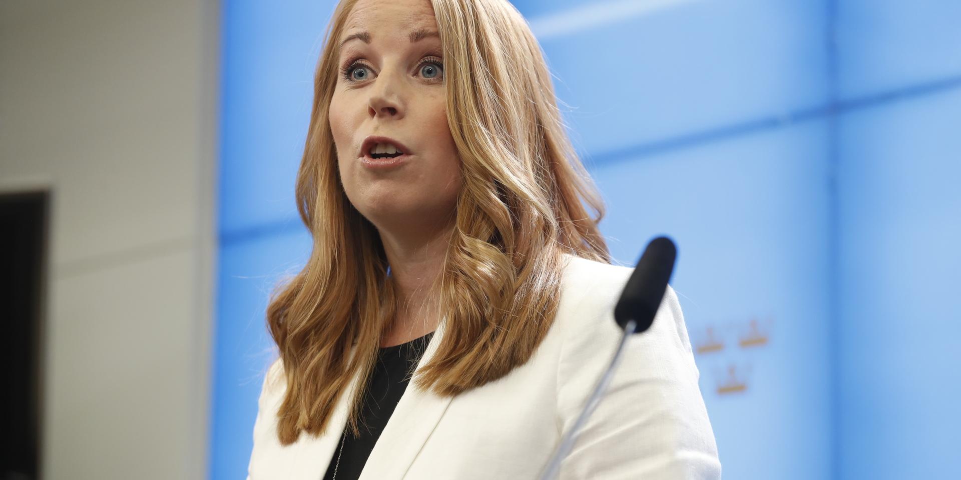 Annie Lööf stödjer inte det misstroende som oppositionen vill väcka mot justitieminister Morgan Johansson. 