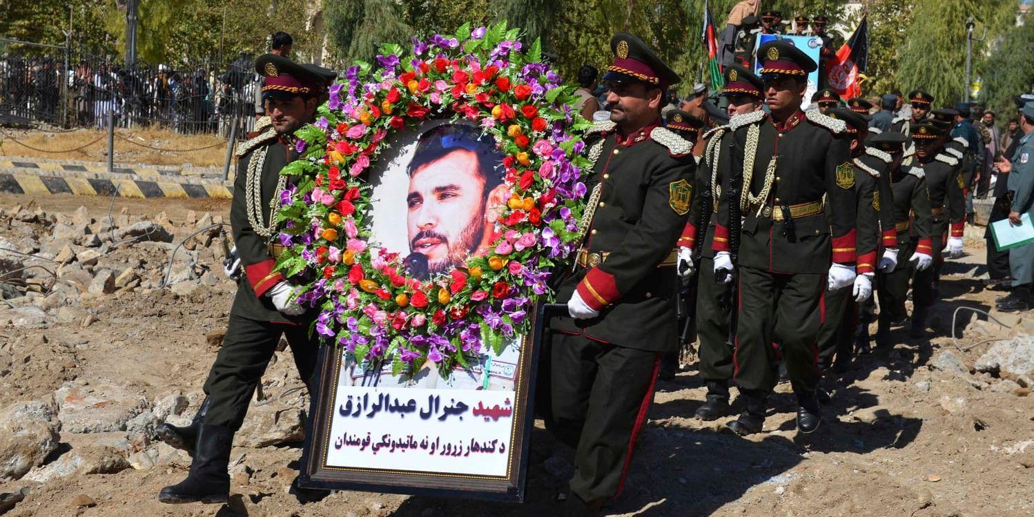 Begravning för Abdul Raziq i Kandahar.