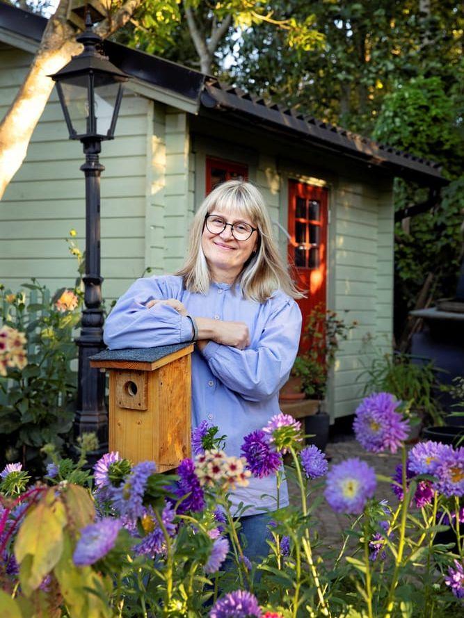Susanne Åkesson är professor i zooekologi vid Lunds universitet, hon bestämde sig för att göra trädgården till en plats som gynnar fåglarna.