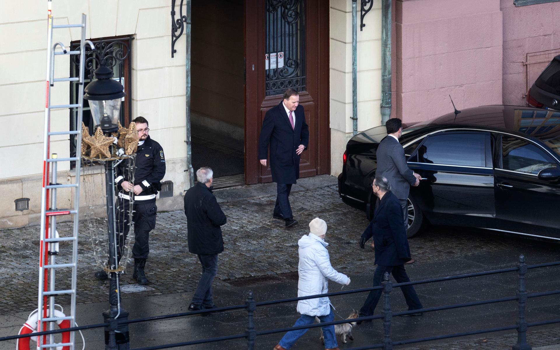 Stefan Löfven på väg ut ur Sagerska huset efter att Magdalena Andersson valts till statsminister. Än får han dock inte flytta. 