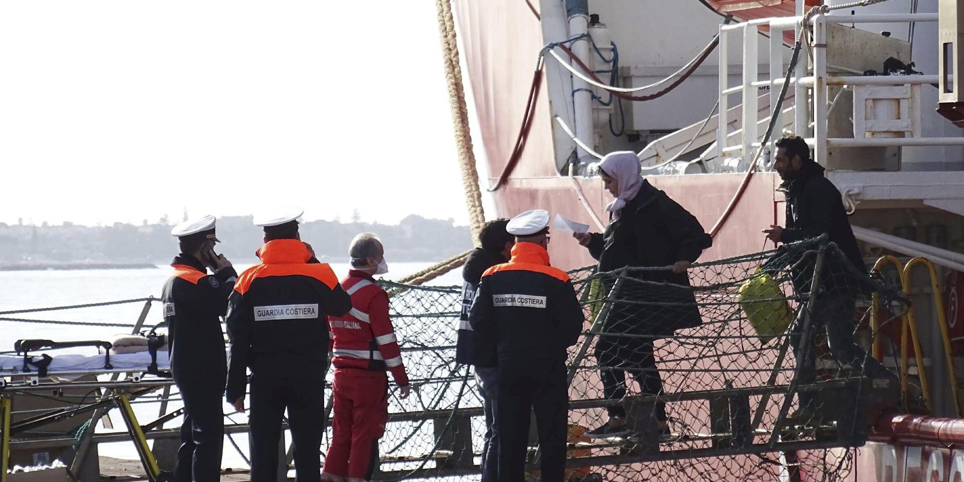 Fartyget Ocean Viking släpper av människor vid en tidigare insats i Italien i januari. 