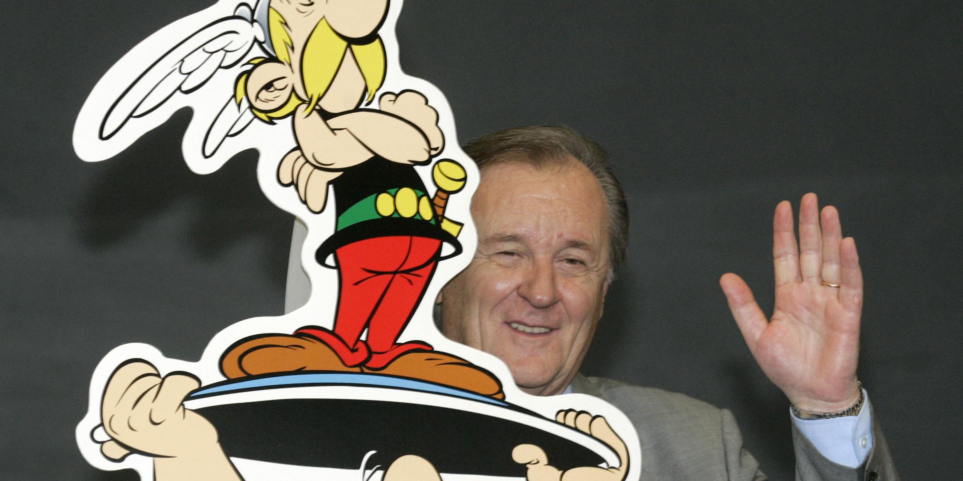 Franske tecknaren Albert Uderzo tillsammans med sin skapelse Asterix. Arkivfoto.