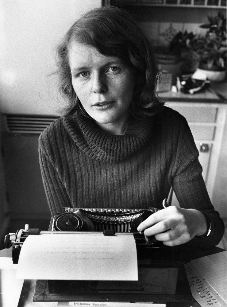 Författarinnan Kristina Lugn vid skrivmaskinen i mitten av 70-talet.