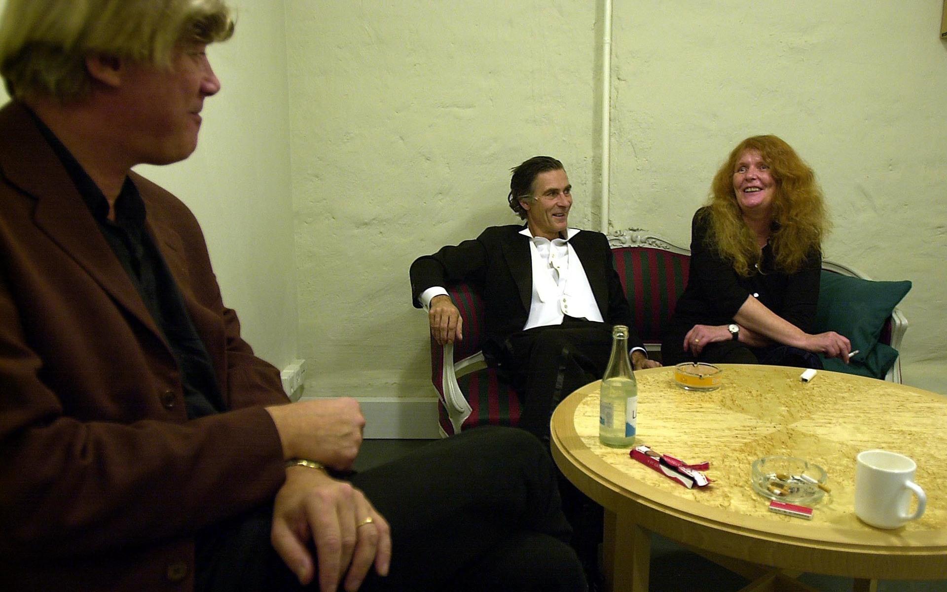 Bild inför premiären av &quot;Stulna Juveler&quot; hösten 2000, en pjäs av Kristina Lugn, med regi av Hans Klinga. Här sitter de i rökrummet, tillsammans med skådespelaren Tomas Pontén (i mitten).
