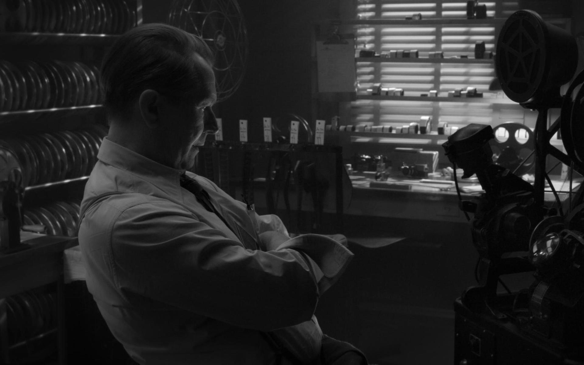 David Finchers ”Mank” tar tittaren tillbaka till Hollywood under 1930-talet. Där får vi följa manusförfattaren Herman J. Mankiewicz när han färdigställer manuset till ”En sensation” (1941), alltså ”Citizen Kane”, en film som de flesta nog förknippar med Orson Welles.