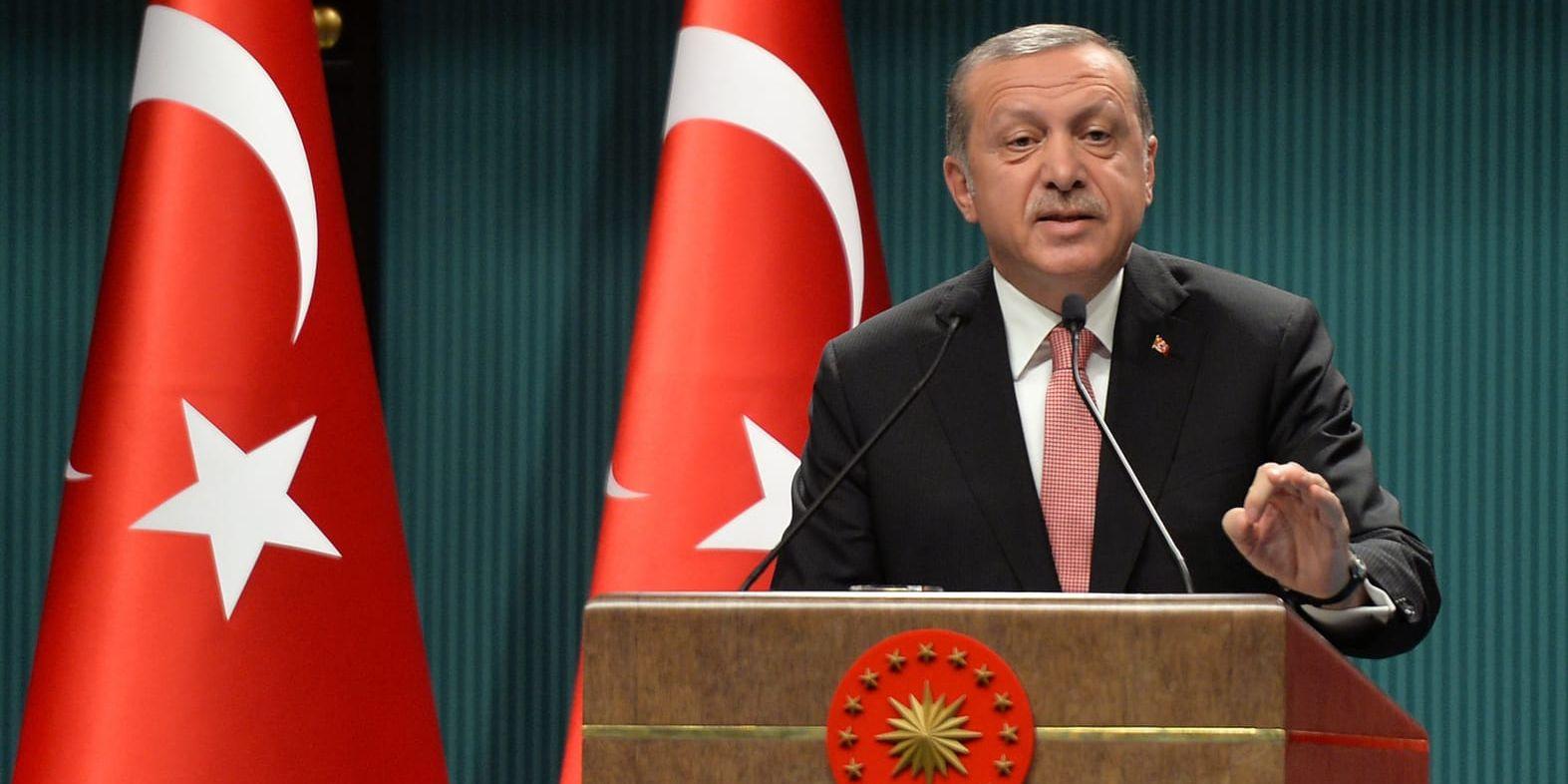 President Recep Tayyip Erdogan tillkännager att undantagstillstånd har utfärdats i Turkiet.