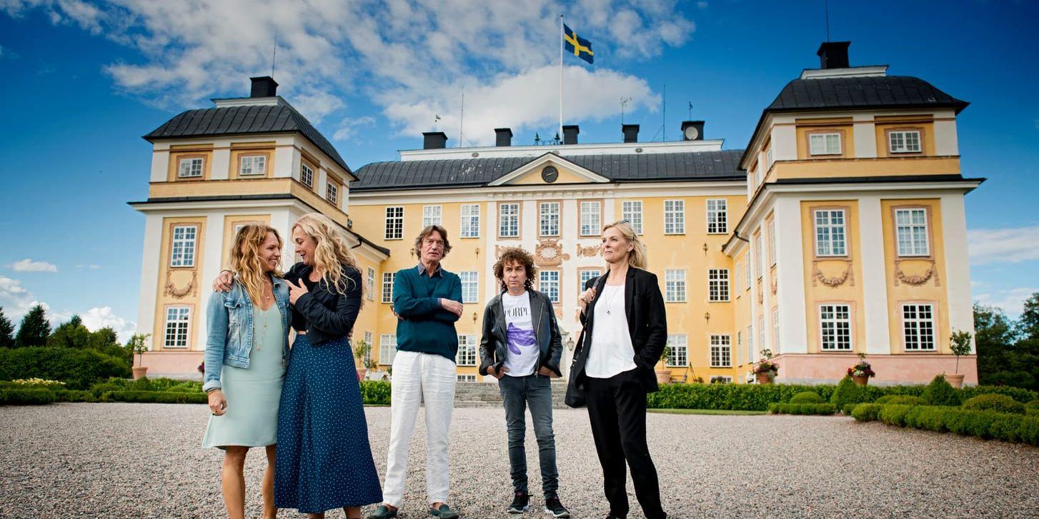 Fyra skådespelare och en Uggla har tagit plats på Ericsbergs slott för att spela in "Stjärnorna på slottet".
