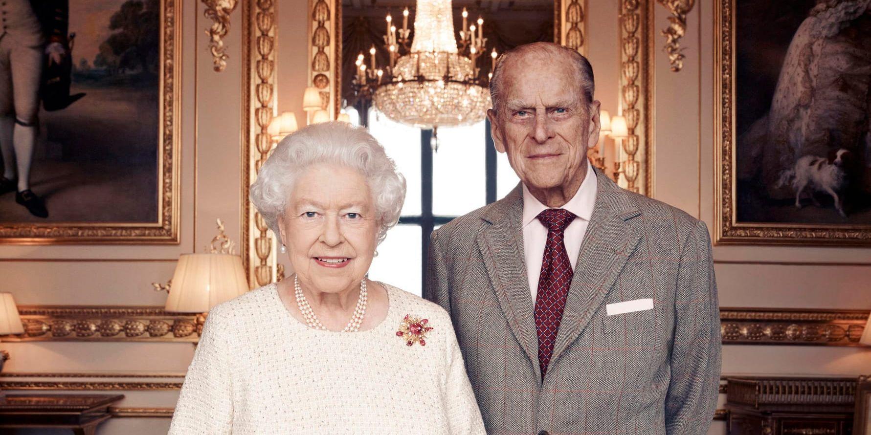 Elizabeth, 91, och hennes make prins Philip, 96, poserar för ett nytt porträtt i samband med firandet av deras 70-åriga bröllopsdag.