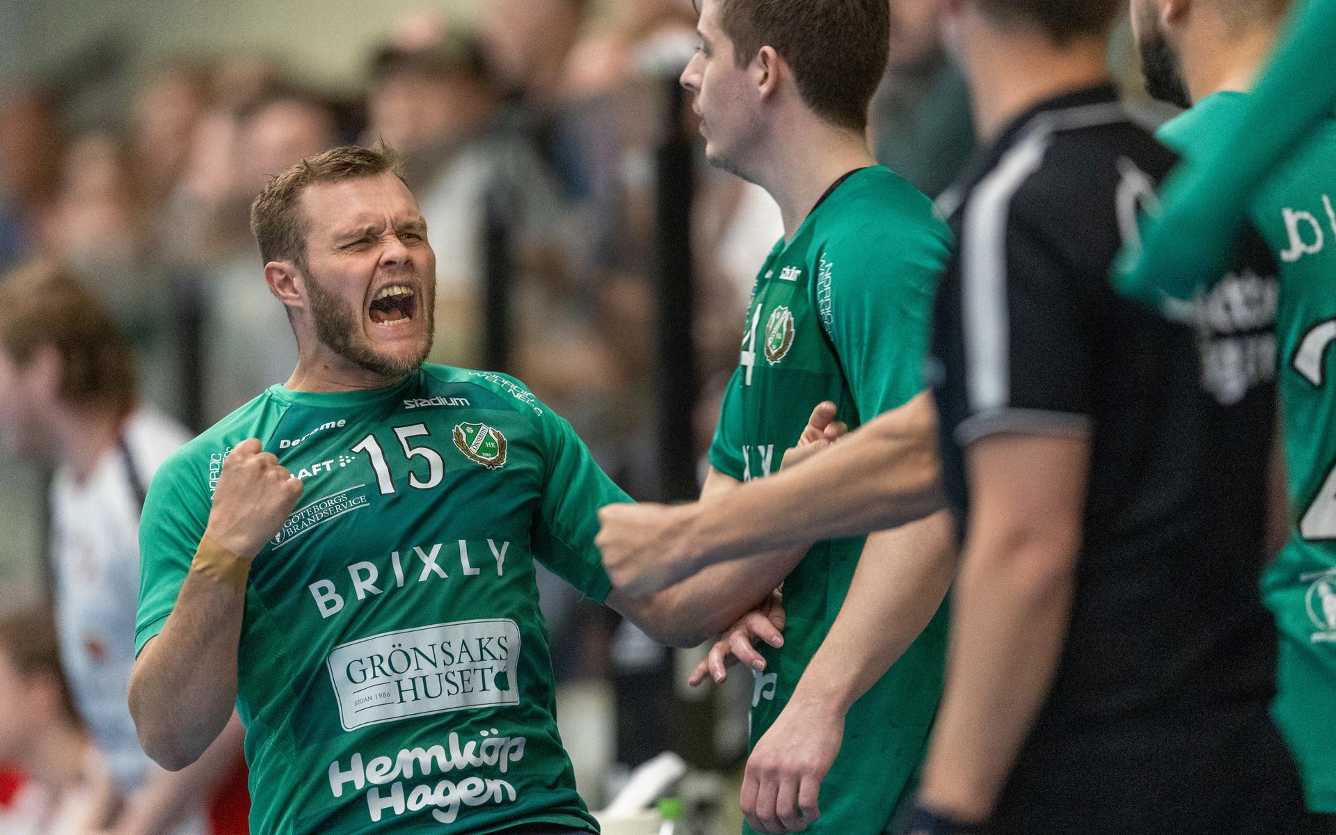 Joseph Helgesson jublar efter ett av Önnereds många mål i säsongens sista match.