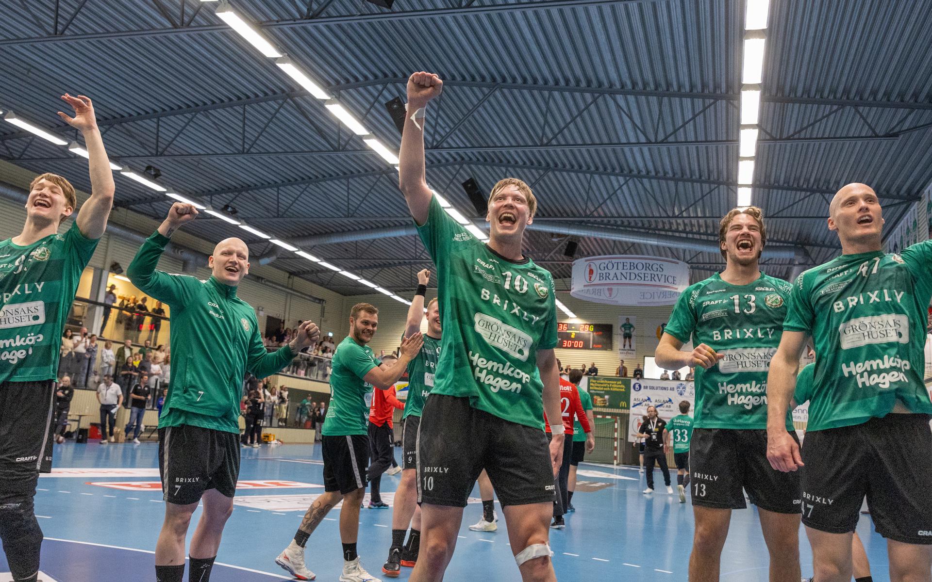 Önnereds spelare firade ordentligt ihop med supportrarna efter att ha säkrat nytt kontrakt i Handbollsligan. 