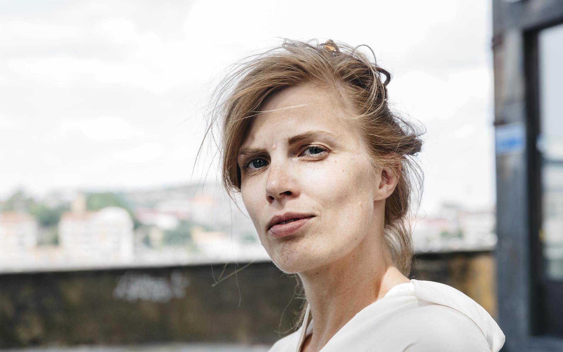 Författaren och psykologen Lydia Sandgrens debutbok &quot;Samlade verk&quot; är den mest utlånade romanen i Göteborg under 2020.