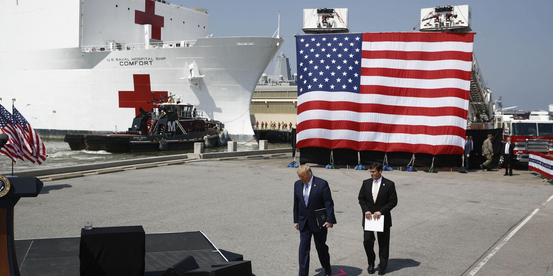 Den amerikanska flottans sjukhusfartyg USNS Comfort avseglade på lördagen mot virusdrabbade New York. President Donald Trump och försvarsminister Mars Esper fanns på plats för en ceremoni. 