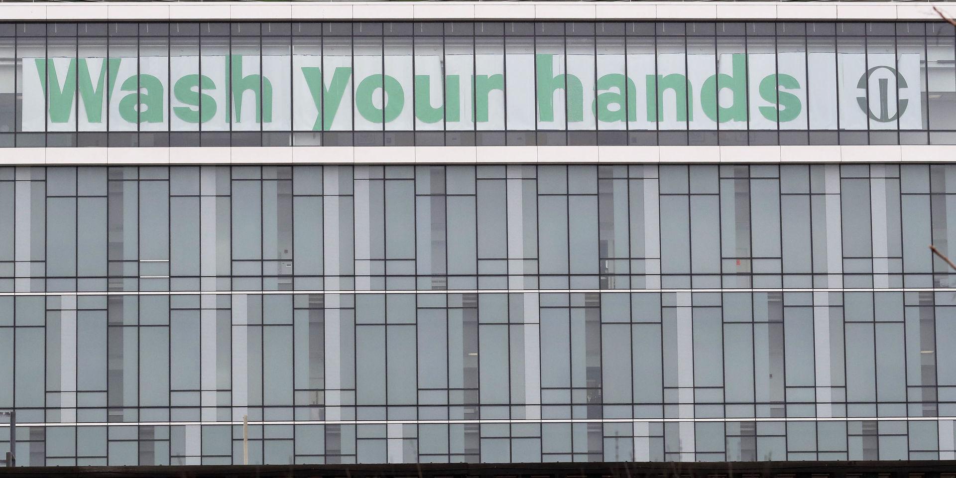 En skylt med uppmaningen att tvätta händerna utanför ett sjukhus i Chicago. 