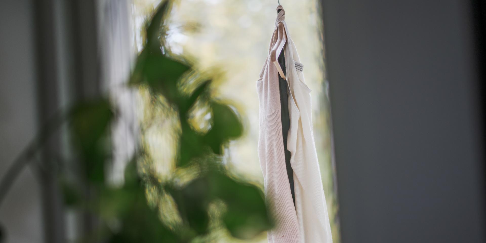 Ett av Ulrika Lysells tips för att få dina kläder att hålla längre är att hänga ut dem för att vädra, i stället för att tvätta dem.