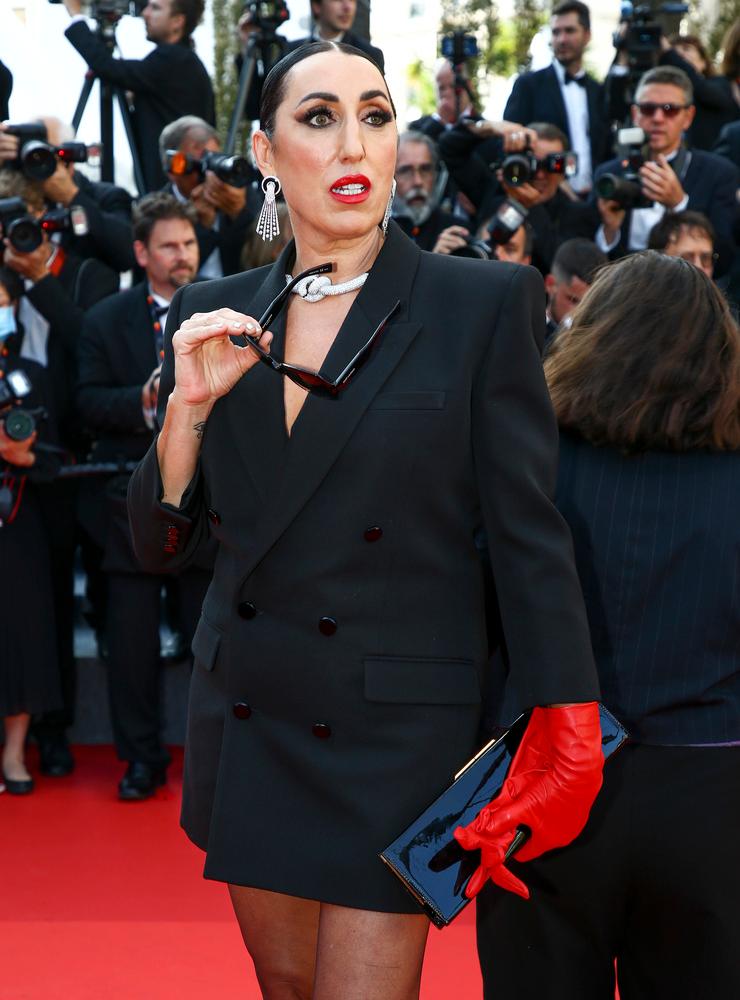 Spanska skådespelaren och modellen Rossy de Palma med röda handskar och en kavaj.