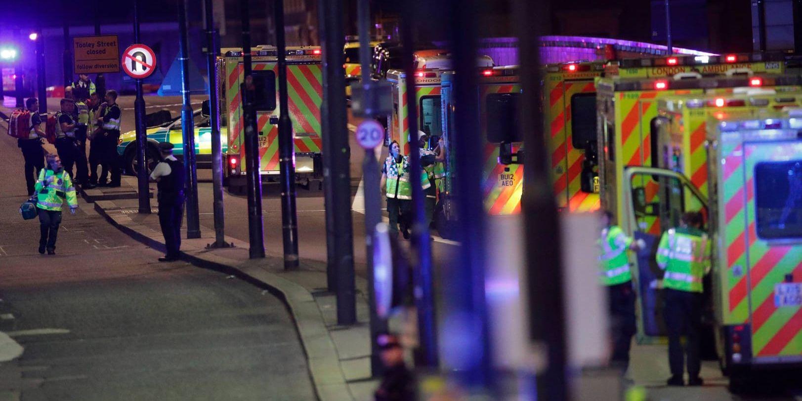 Ambulanser i kö för att hjälpa skadade efter terrordådet i London.