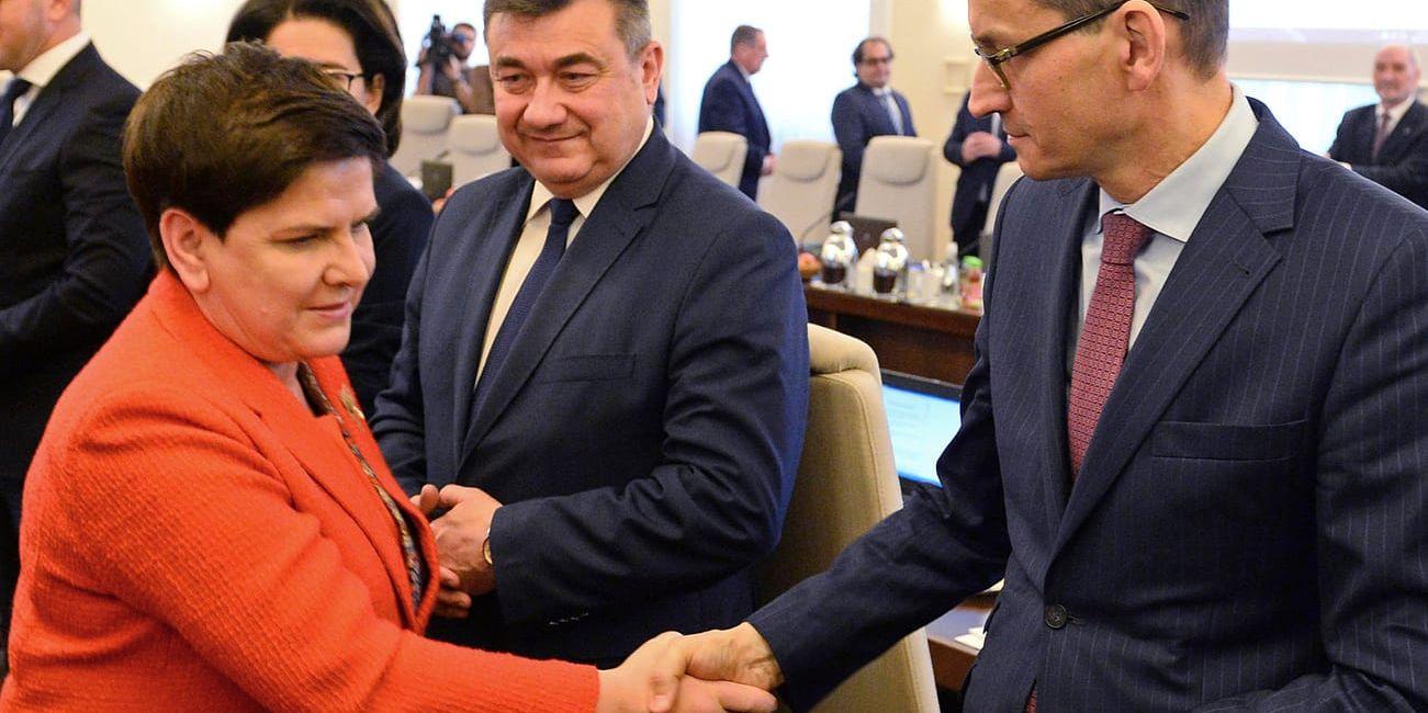 Polens premiärminister Beata Szydlo ersätts av finansminister Mateusz Morawiecki. Här skakar de hand på ett regeringsmöte tidigare i veckan.