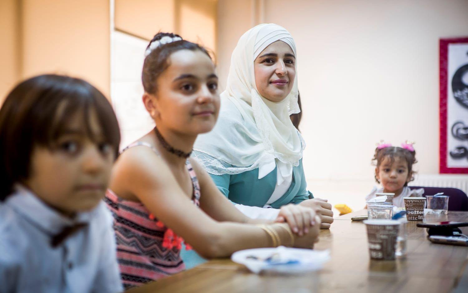 Naima from Aleppo med barnen Sheriene och Kawthar, som läser turkiska.