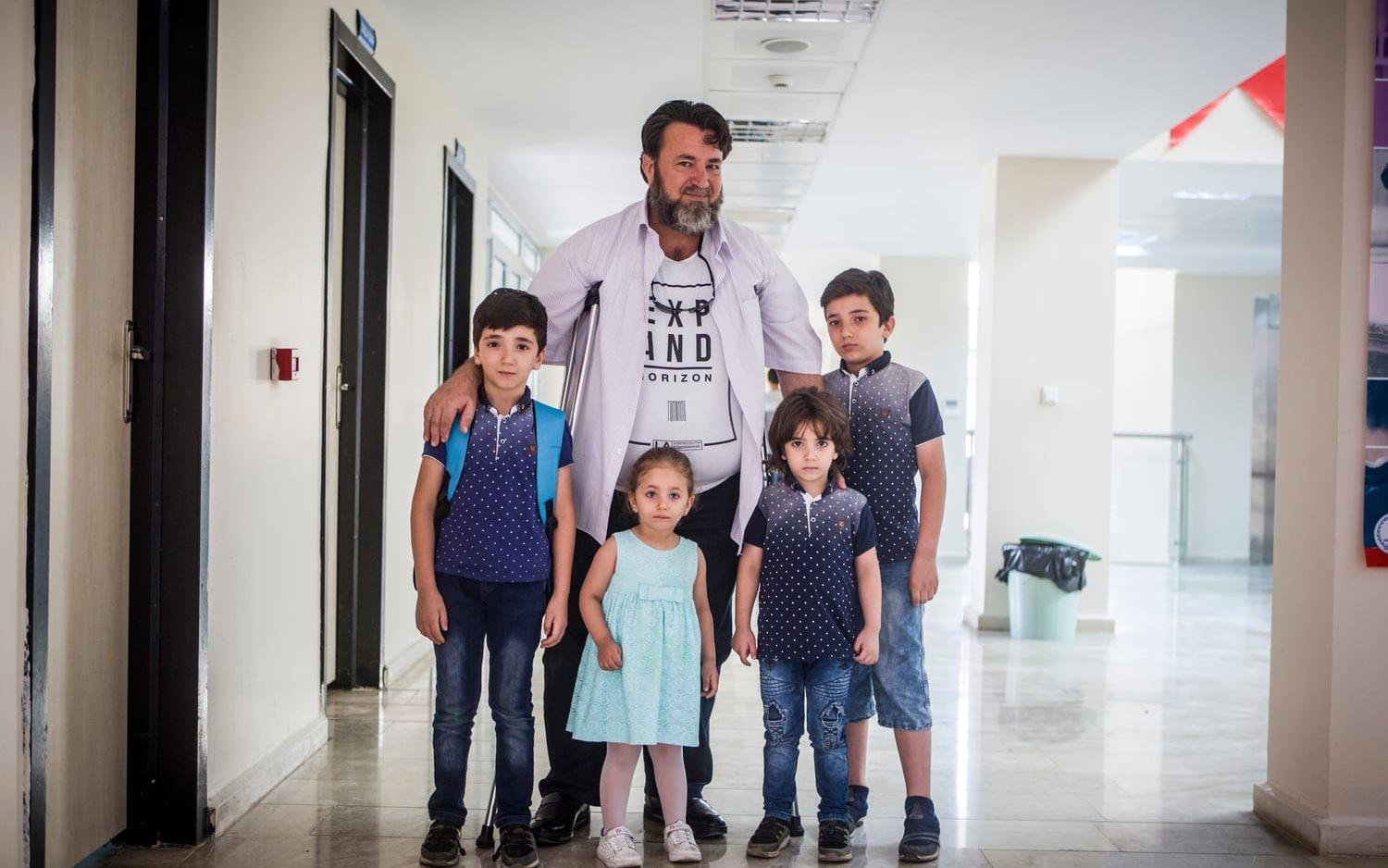 Mohamed i korridoren med fyra av sina barn. Abdullah och Saad läser vid Karakopru Youth Centre. 