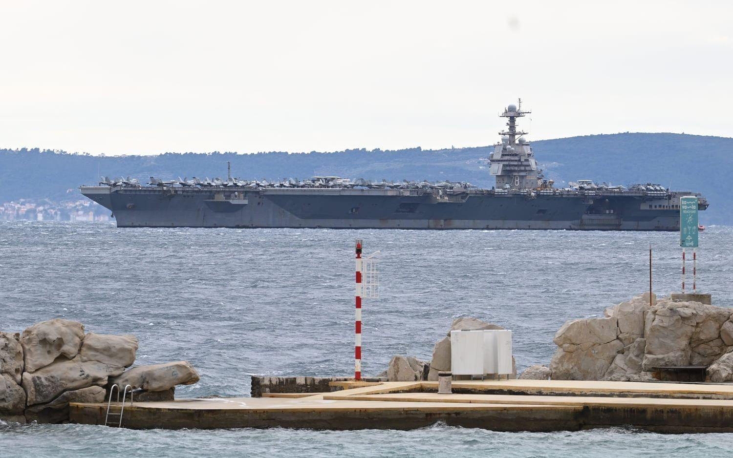 USA:s hangarfartyg USS Gerald R Ford på en bild från slutet av mars. Arkivbild.