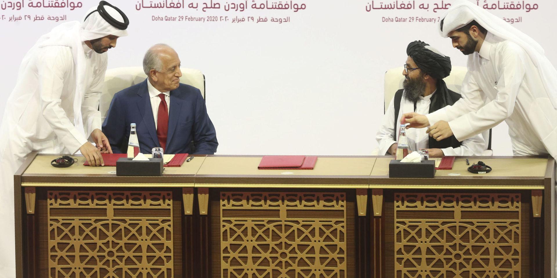 USA:s representant Zalmay Khalilzad och talibanernas mulla Abdul Ghani Baradar vid undertecknandet av en fredsuppgörelse. Överenskommelsen fattades i Doha den 29 februari. Arkivbild.