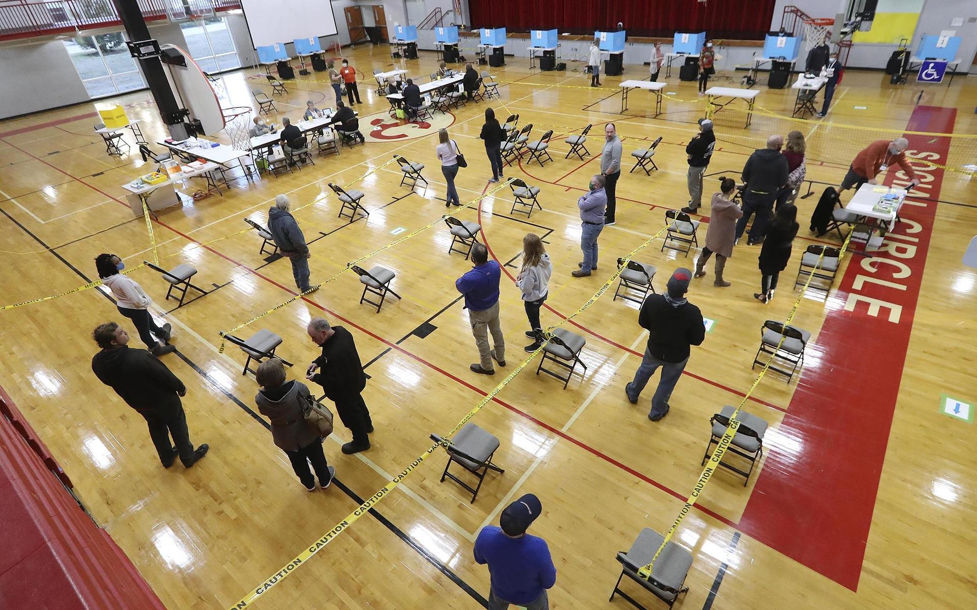 Väljare lägger sina röster till senatsvalet i en skola i Georgia.