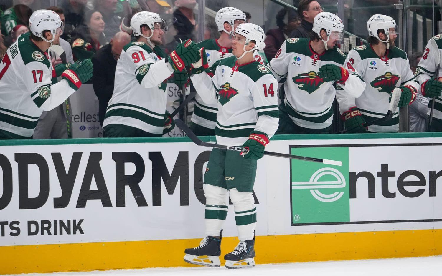 Joel Eriksson Ek firar med lagkamrater efter ett av sina mål mot Dallas.