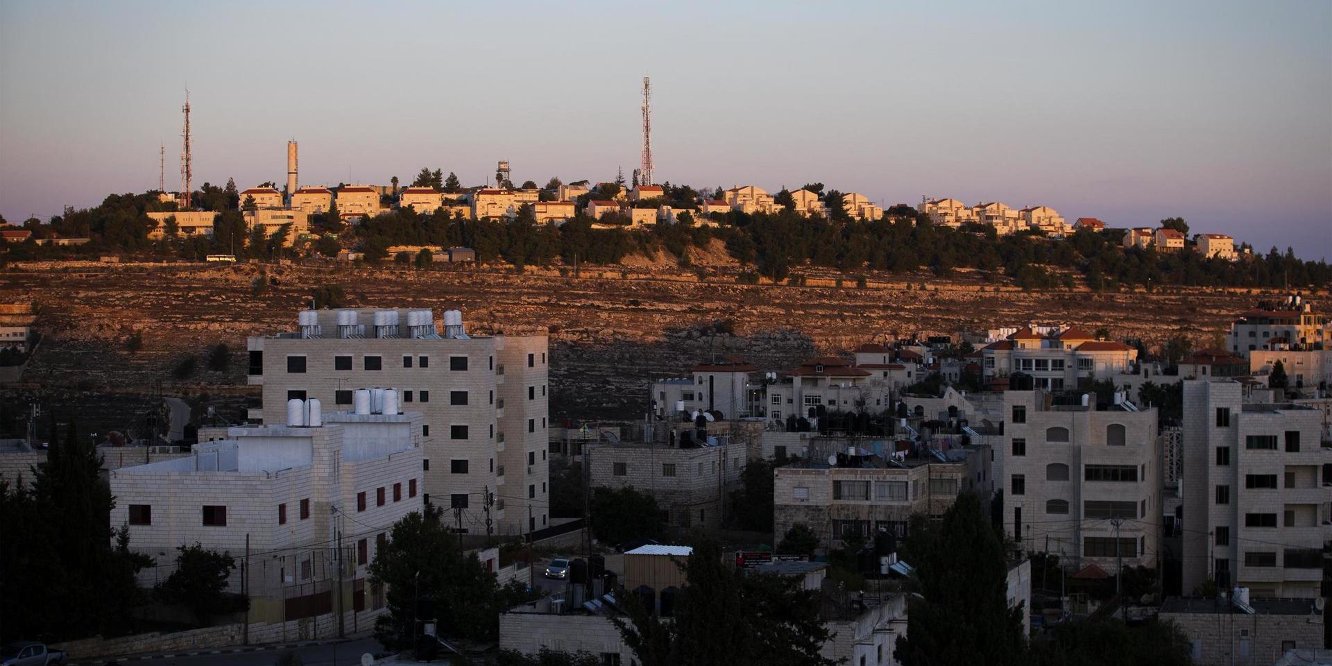 Den israeliska bosättningen Psagot ligger på en höjd. Nedanför ligger den palestinska Västbanksstaden al-Bireh.